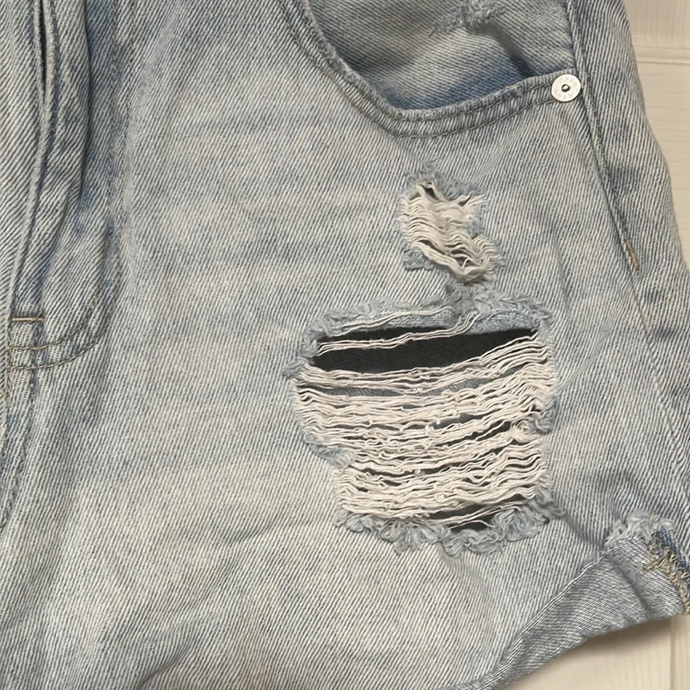 Aeropostale light wash, distressed mom jeans size 8 - Picture 3 of 5